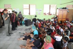 Tinjauan Kepala BNPB di Pos Pengungsian Sikka